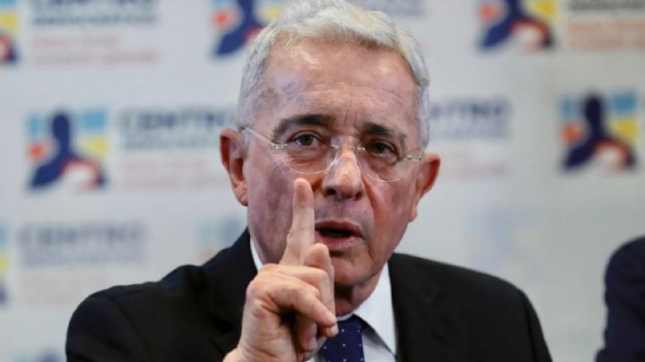 Ordena Tribunal liberar a expresidente de Colombia Álvaro Uribe