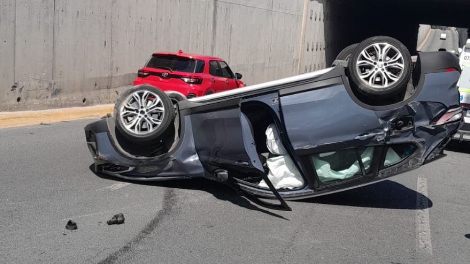 Volcadura deja una persona lesionada en Monterrey.