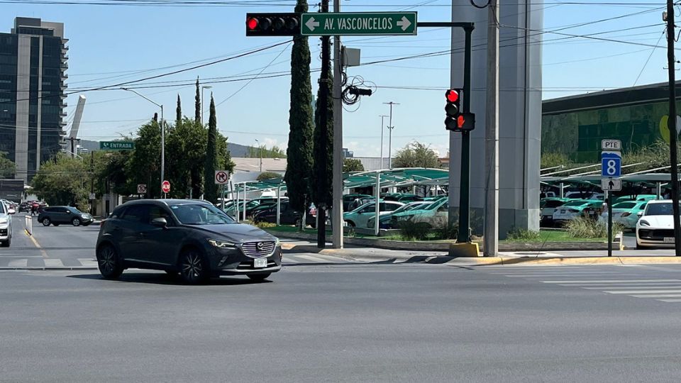 San Pedro reporta 45% de avance en semáforos equipados para operar sin energía.