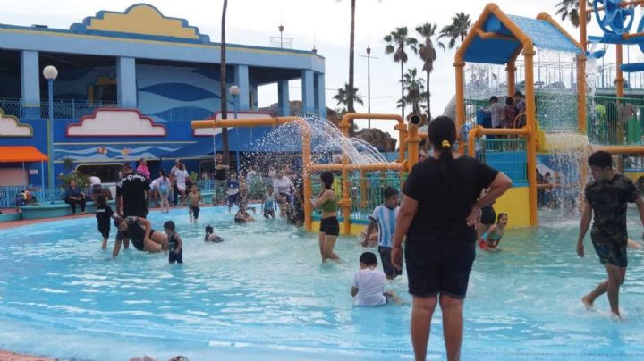 Abarrotan cientos de personas Zona Splash en Parque Fundidora