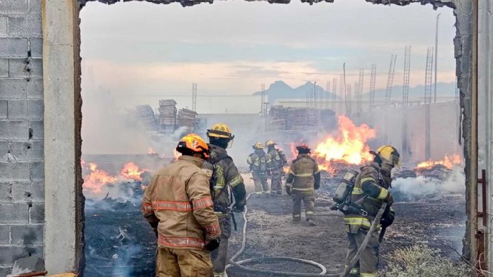 Provoca incendio en fábrica de tarimas en Apodaca fuerte movilización