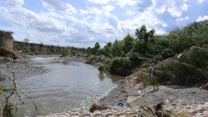 Rescatan a mujer tras sufrir caída en el Río Pesquería en Apodaca