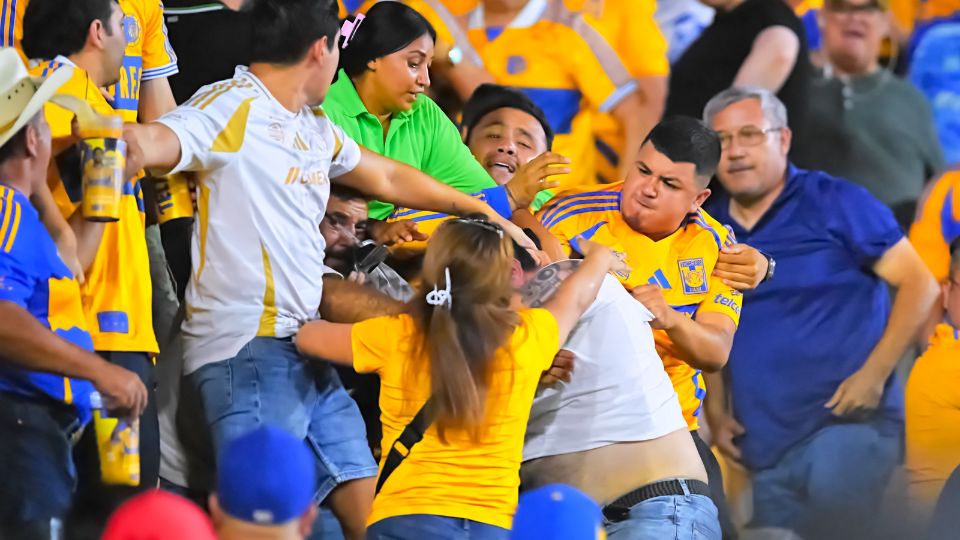 Liberan a 3 aficionados de Tigres detenidos por riña en el partido contra América.