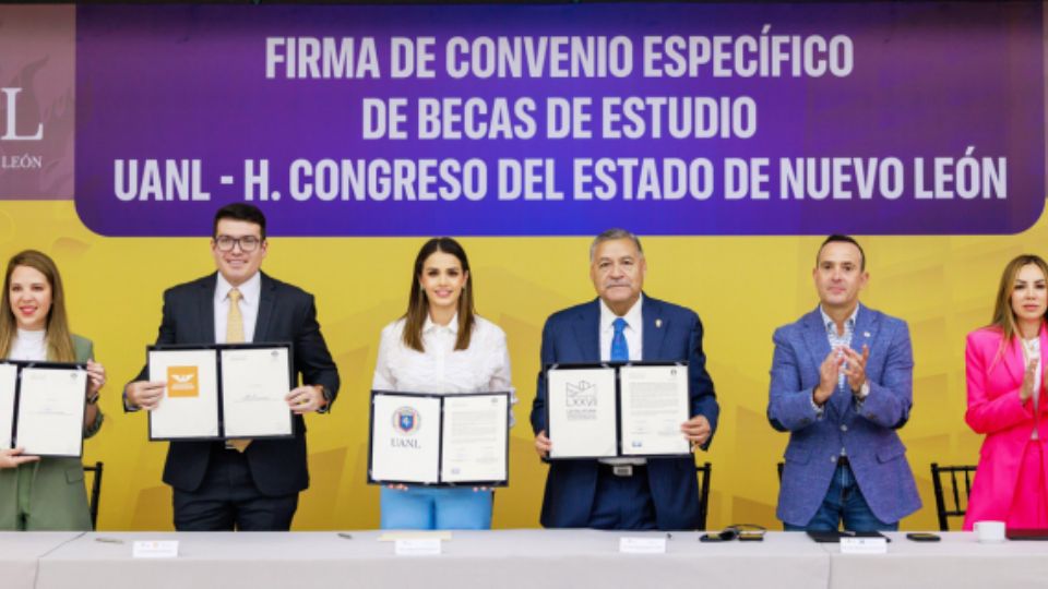 Diputados junto al rector Santos Guzmán.