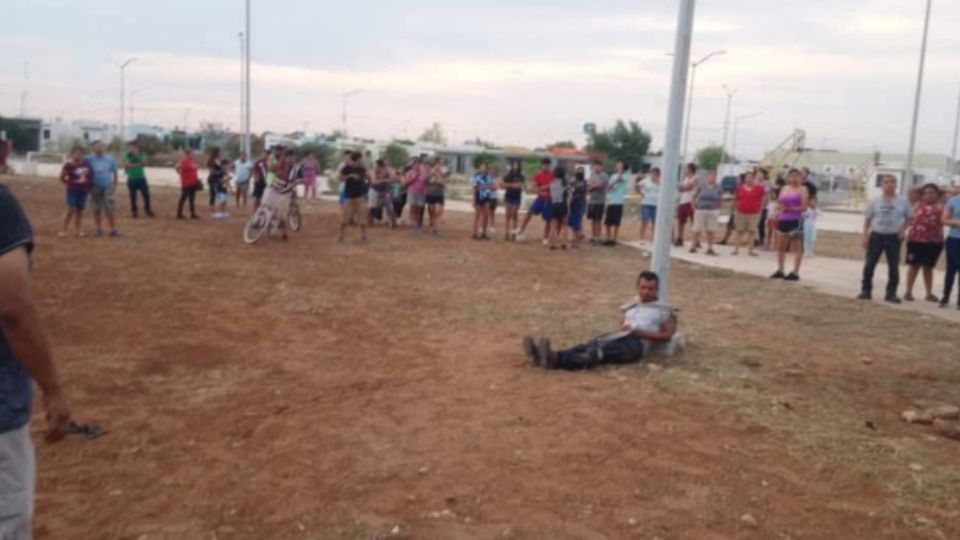 Hombre atado por vecinos.