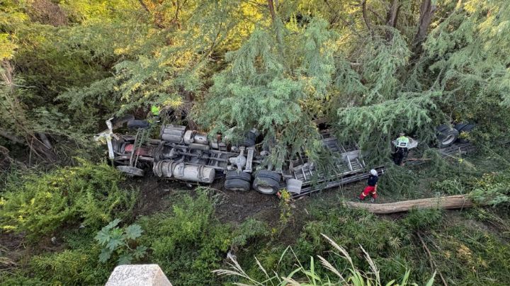 Muere trailero al caer de puente en la Carretera Nacional