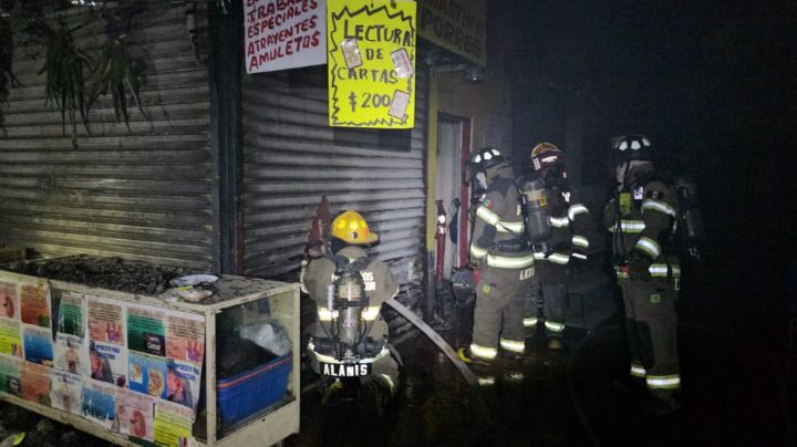 Arde el Mercado Juárez en Monterrey: Se incendia hierbería y otros locales