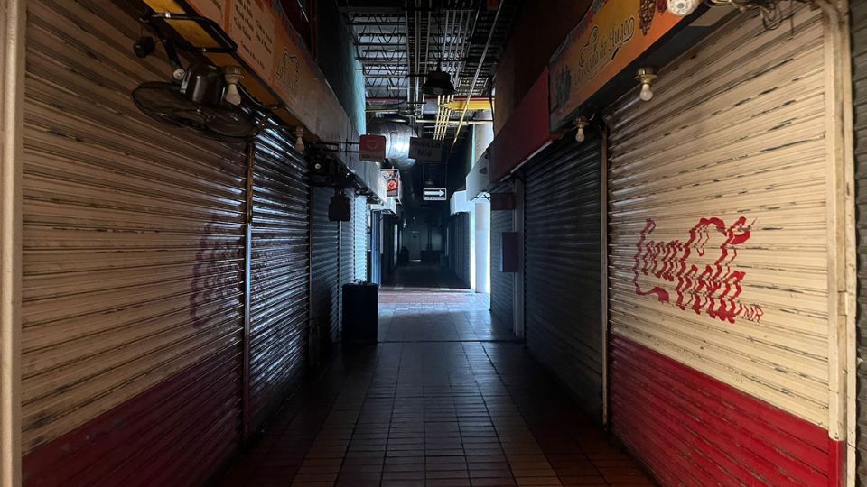 Mercado Juárez con negocios cerrados