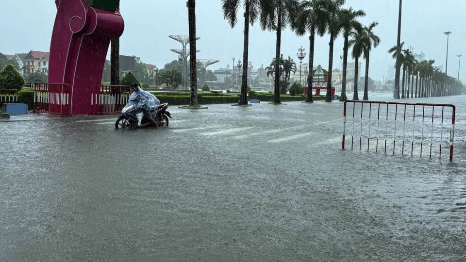 Vietnam se prepara para el tifón Kajiki con desalojo masivo de más de 500 mil personas.