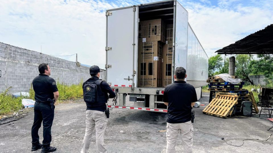 Aseguran 84 refrigeradores robados y un remolque en cateo en Escobedo.