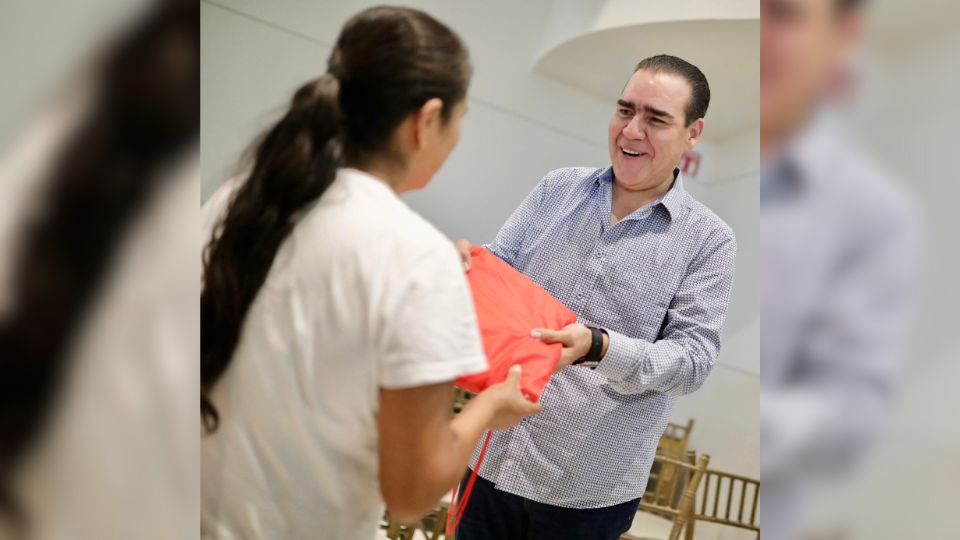 Diputado Heriberto Treviño entrega 15 mil paquetes de útiles escolares en Juárez, NL.