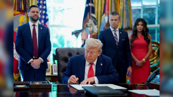 Trump firma orden ejecutiva para encarcelar a quienes quemen la bandera de EU