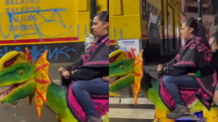 Mujer y niño 'viajan' en dinosaurio en CDMX y se vuelven virales en redes