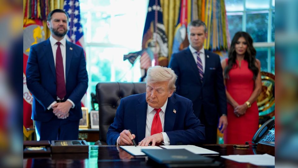 Trump firma orden ejecutiva para encarcelar a quienes quemen la bandera de EU.