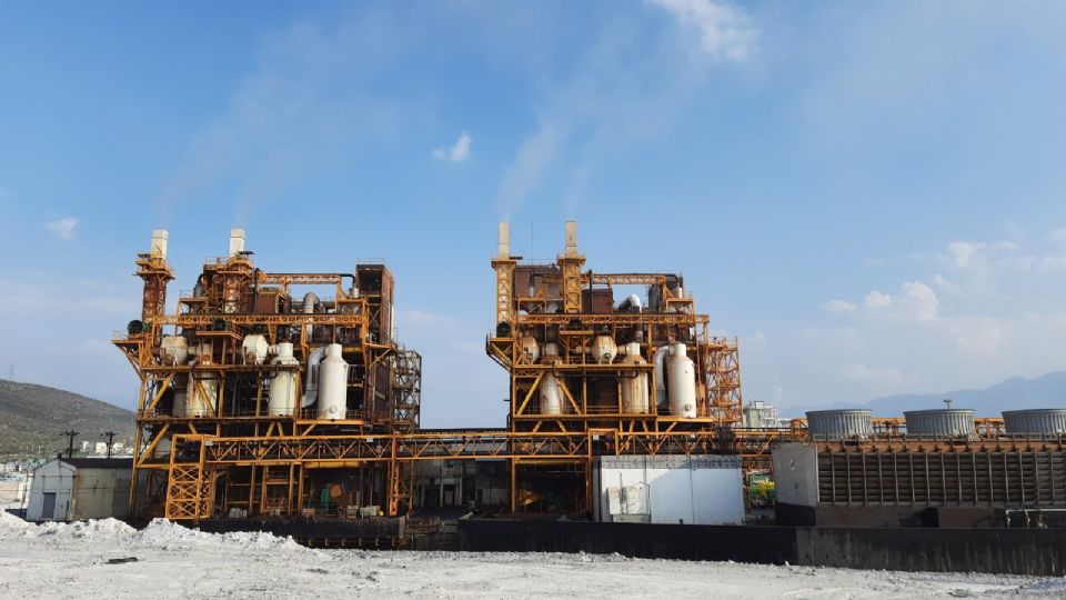 Álcali promete retirar chimeneas para reducir emisiones contaminantes en NL.
