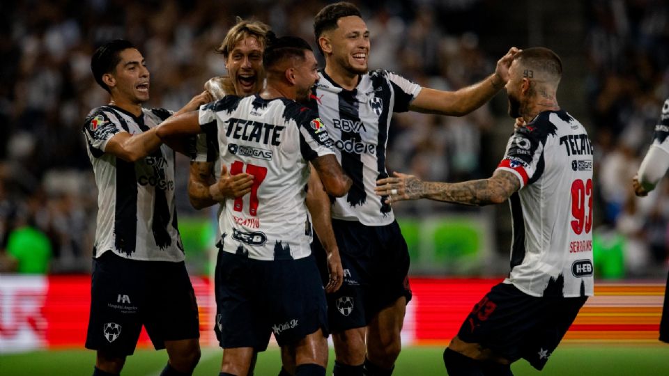 Jugadores de Rayados celebran un gol en el Apertura 2025