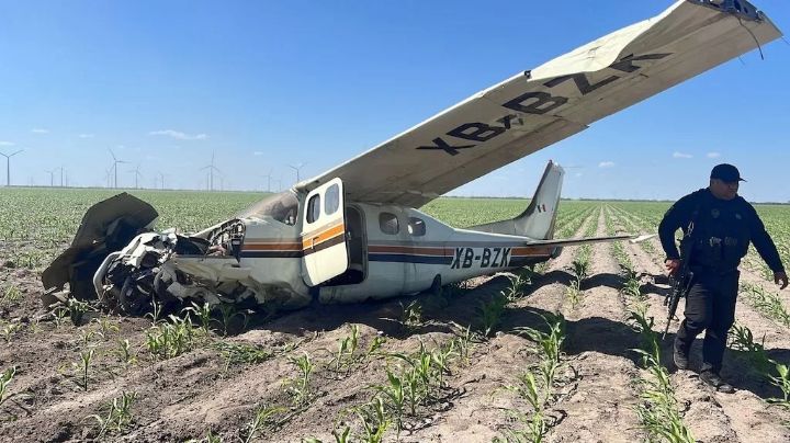 Se desploma avioneta en carretera Reynosa-San Fernando; muere una persona y hay otra herida