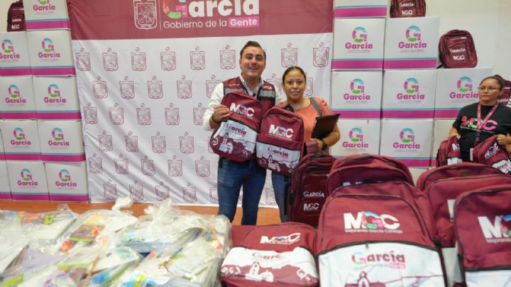 Entrega Manuel Guerra Cavazos más 15 mil paquetes de útiles escolares en García