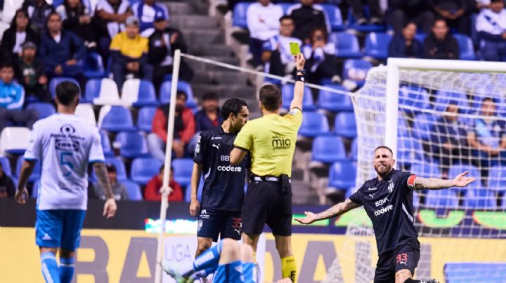 ¿Forzó Sergio Ramos la quinta amarilla? Defensa de Rayados será suspendido por acumulación