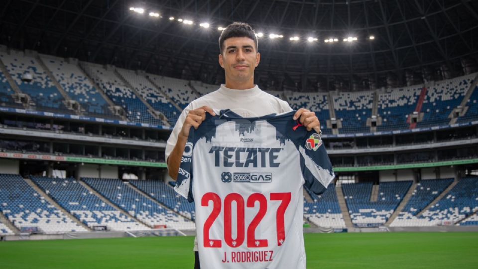 Pese a críticas ante el argentino, la directiva albiazul firmó la extensión de su contrato