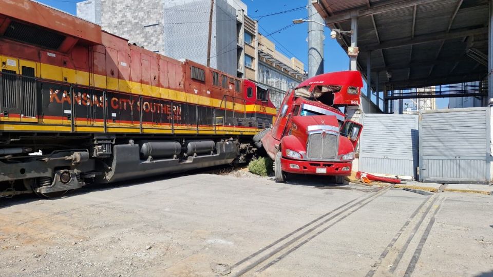 El tren destrozó al tráiler que se encontraba estacionado.