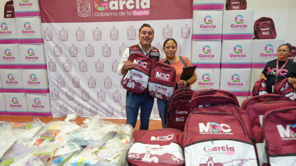 El alcalde Manuel Guerra Cavazos entregó varios paquetes de útiles.