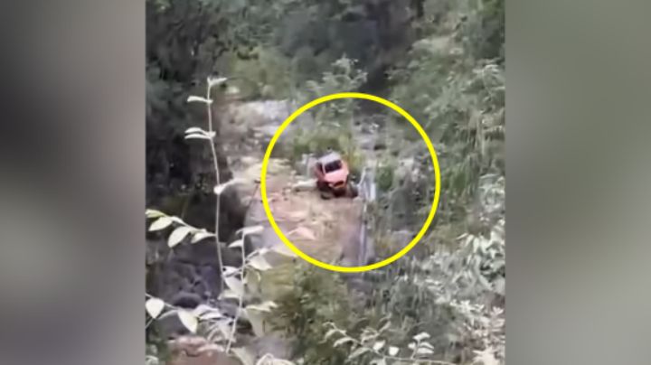 Cae razor a barranco de 10 metros en Santiago, NL