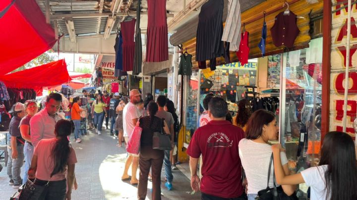 Regios abarrotan tiendas de uniformes escolares en Monterrey ante el regreso a clases
