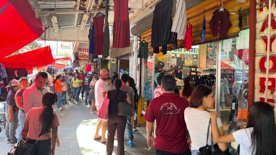 Los comercios dedicados a la venta de uniformes escolares tuvieron una gran afluencia de personas.