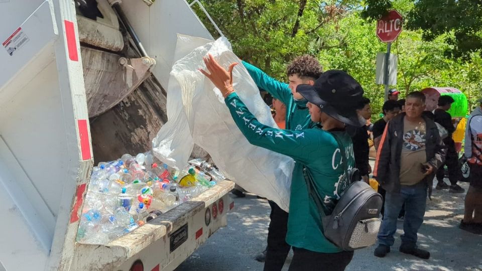Se levantaron en su mayoría botellas de plástico que contenían agua o refresco.
