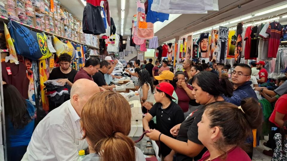 Las tiendas de uniformes y papelerías ubicadas en el centro de Monterrey lucieron abarrotadas.