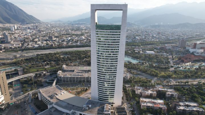 Obliga fuga de agua a desalojar parcialmente Torre Administrativa