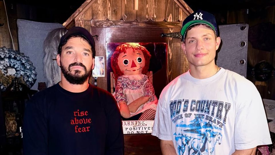 Matt Rife (derecha), nuevo dueño del Museo de los Oculto de los Warren | Facebook / Comedian Matt Rife 
