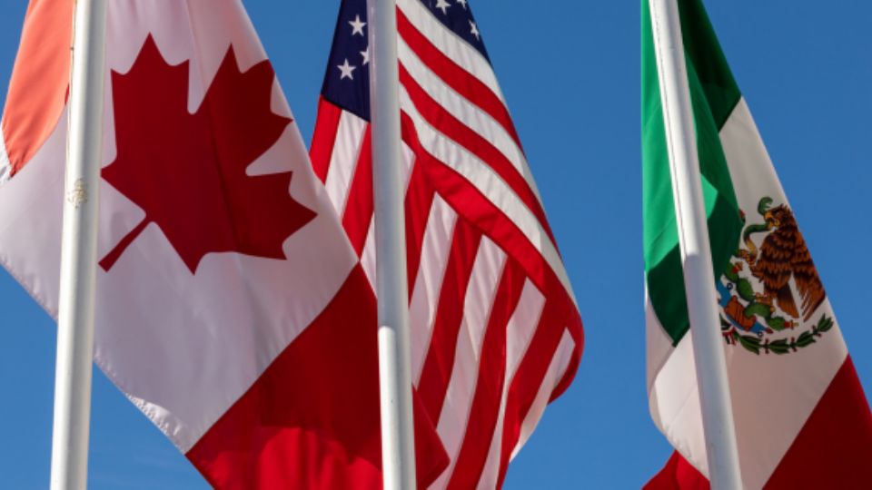 Banderas de Canadá, Estados Unidos y México.
