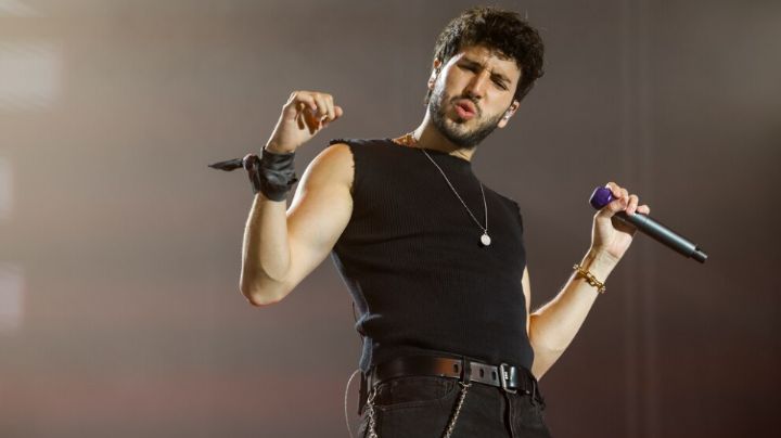 Insólito: Sebastián Yatra se desnuda en pleno concierto en España