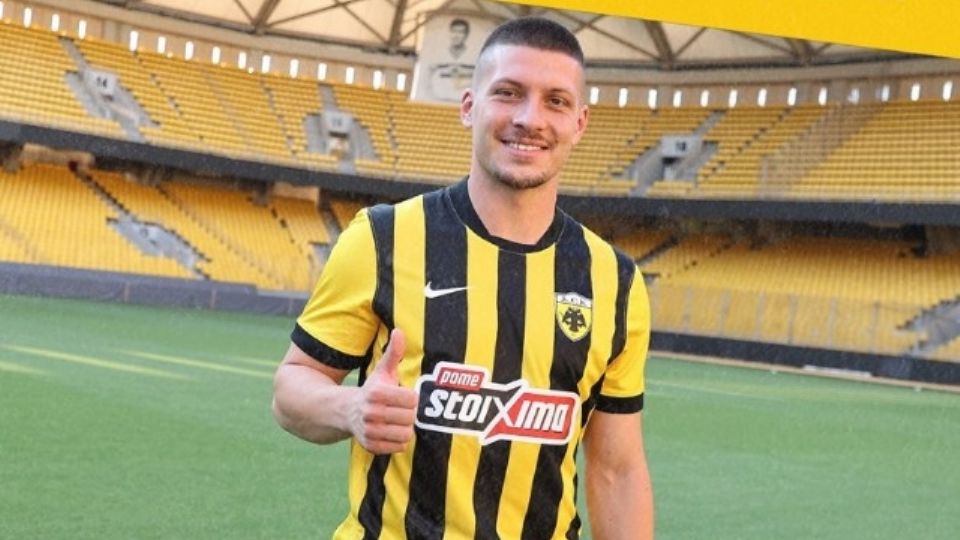 El delantero Luca Jovic ya luce los colores de su nuevo equipo, el AEK Atenas, al que llega tras rechazar al Cruz Azul