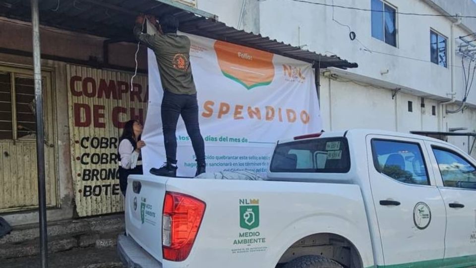 Colocan sellos de suspensión en sitio dedicado a la compra y venta de chatarra  | Facebook / Secretaría de Medio Ambiente de Nuevo León 
