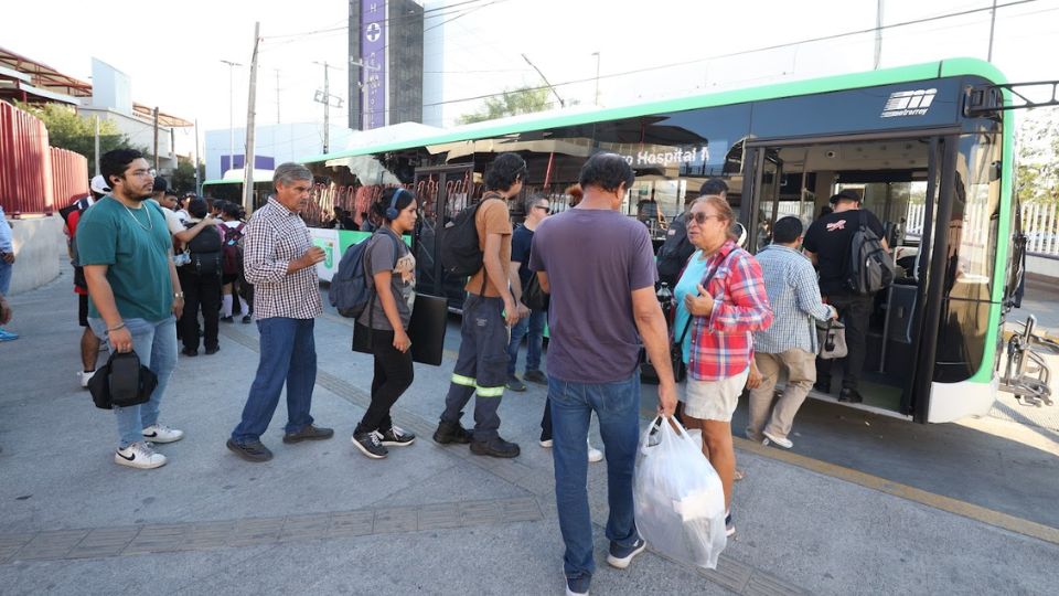 Usuarios suben a Transmetro