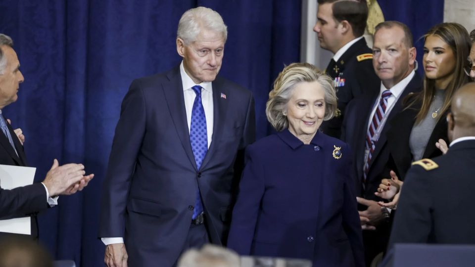 Citan a los Clinton por el caso Epstein.