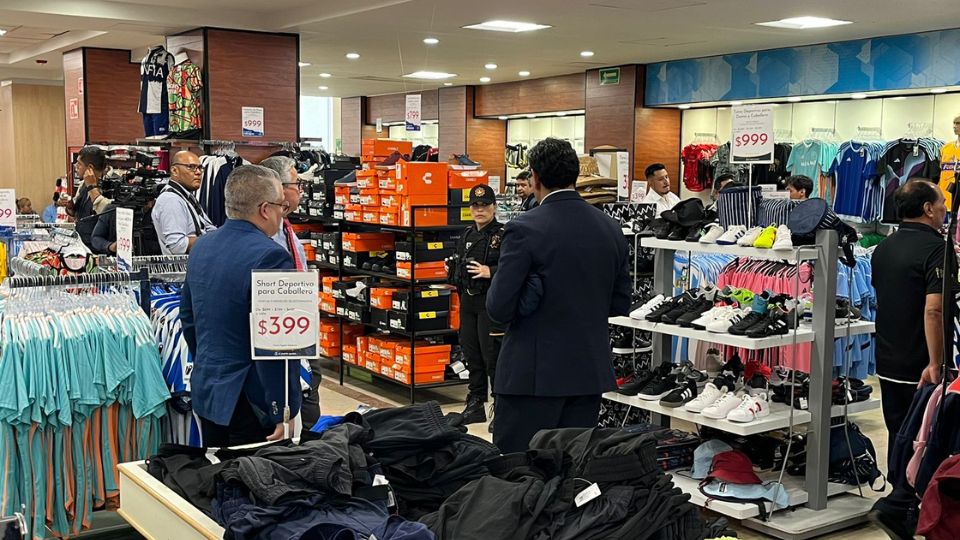 Catean tienda departamental por presunta venta de productos 'piratas' en Monterrey.