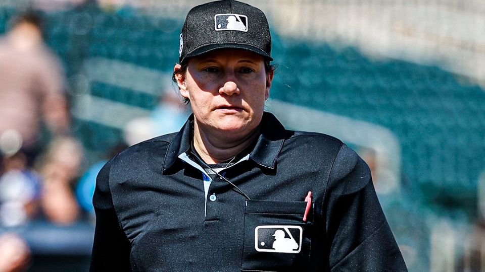 La árbitra de 48 años debutará en la serie entre Marlins y Braves, marcando un hito en la inclusión dentro del béisbol profesional.