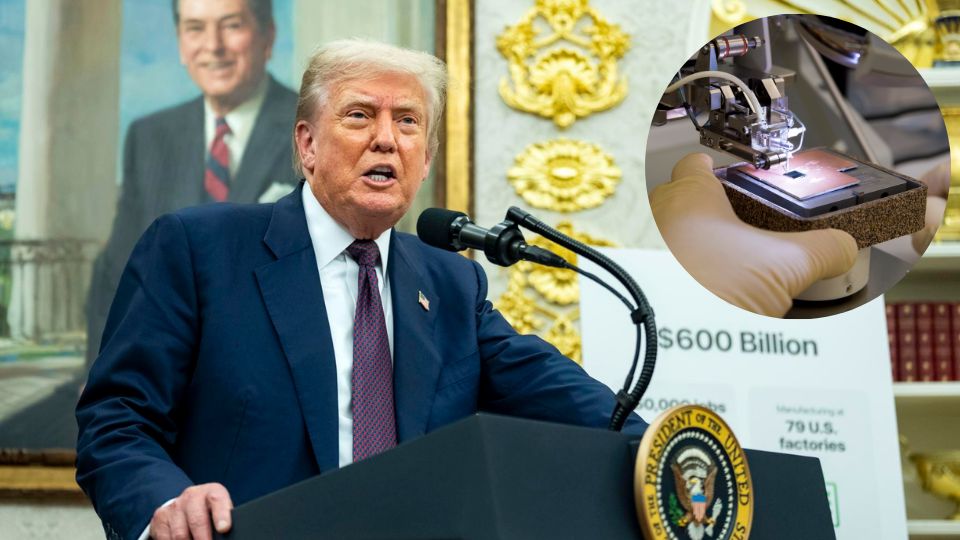 Donald Trump y el director ejecutivo de Apple, Tim Cook (no en la foto), anuncian una inversión adicional de 100 mil millones de dólares de Apple en Estados Unidos | EFE