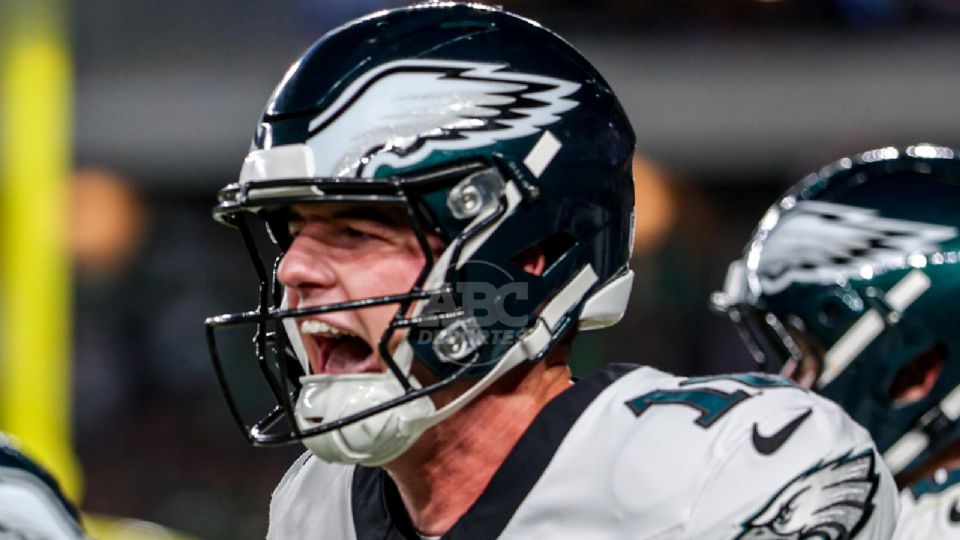 El QB de Eagles brilló con dos TD; Martínez sumó 25 yardas con Seahawks.