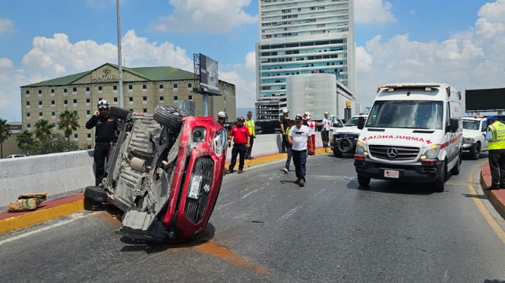 Joven vuelca su vehículo en avenida Constitución en Monterrey