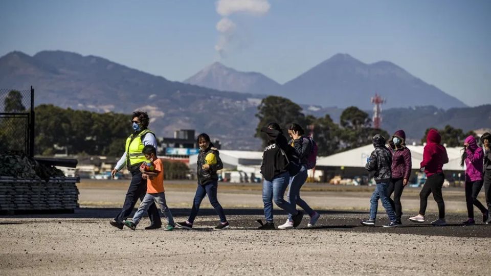 Jueza de EU bloquea temporalmente la deportación de niños guatemaltecos.