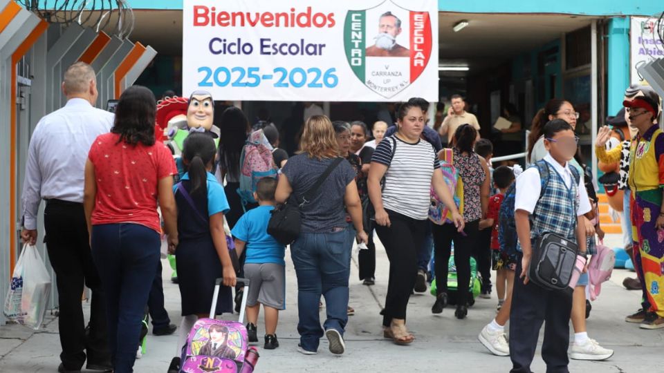 Madres de familia acompañan a sus hijos a la escuela