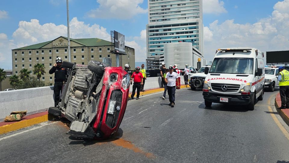 Auto de joven volcado en Constitución