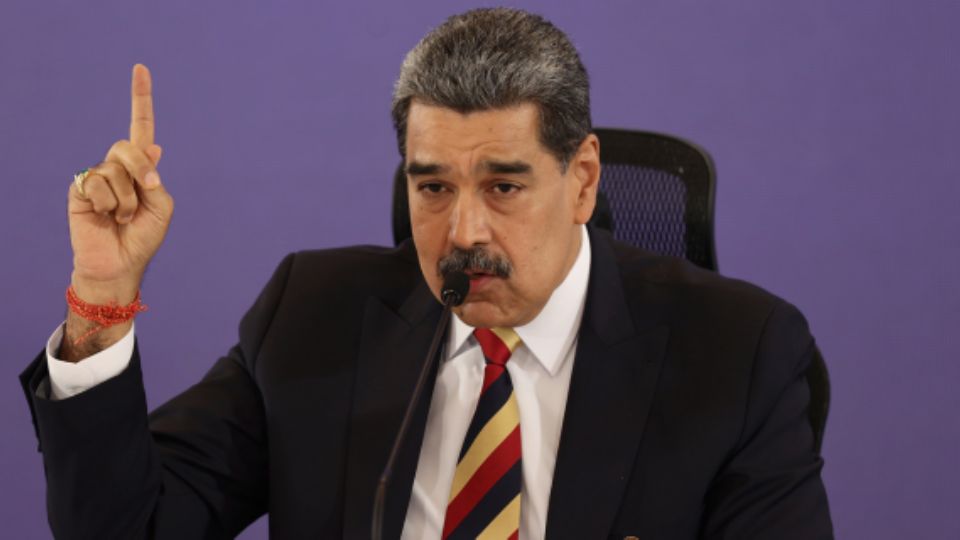 Nicola Maduro señalando
