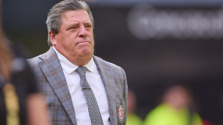 Miguel Herrera asume culpa por tropiezo de Costa Rica y responde a gritos de “¡Fuera, Piojo!”