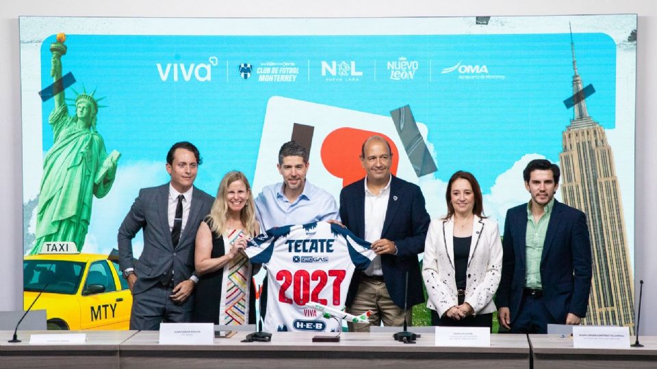 Stephan Kipper López, Subsecretario de Turismo Sostenible; Melissa A. Bishop, Cónsul General de Estados Unidos en Monterrey; Juan Carlos Zuazua, CEO de Viva; Pedro Esquivel, Presidente de Administración del Club de Futbol Monterrey; Maricarmen Martínez Villarreal, Secretaria de Turismo en Nuevo León; Abelardo Muñoz, Director de Desarrollo de Tráfico aéreo de OMA en anuncio de nueva ruta internacional